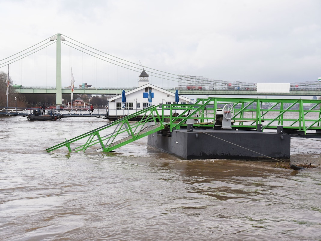 05.01.2022 Köln.
Hochwasser am Rheinufer.
Das hydraulische Hubtor in Rodenkirchen (Kirchstraße) wird ausgefahren.