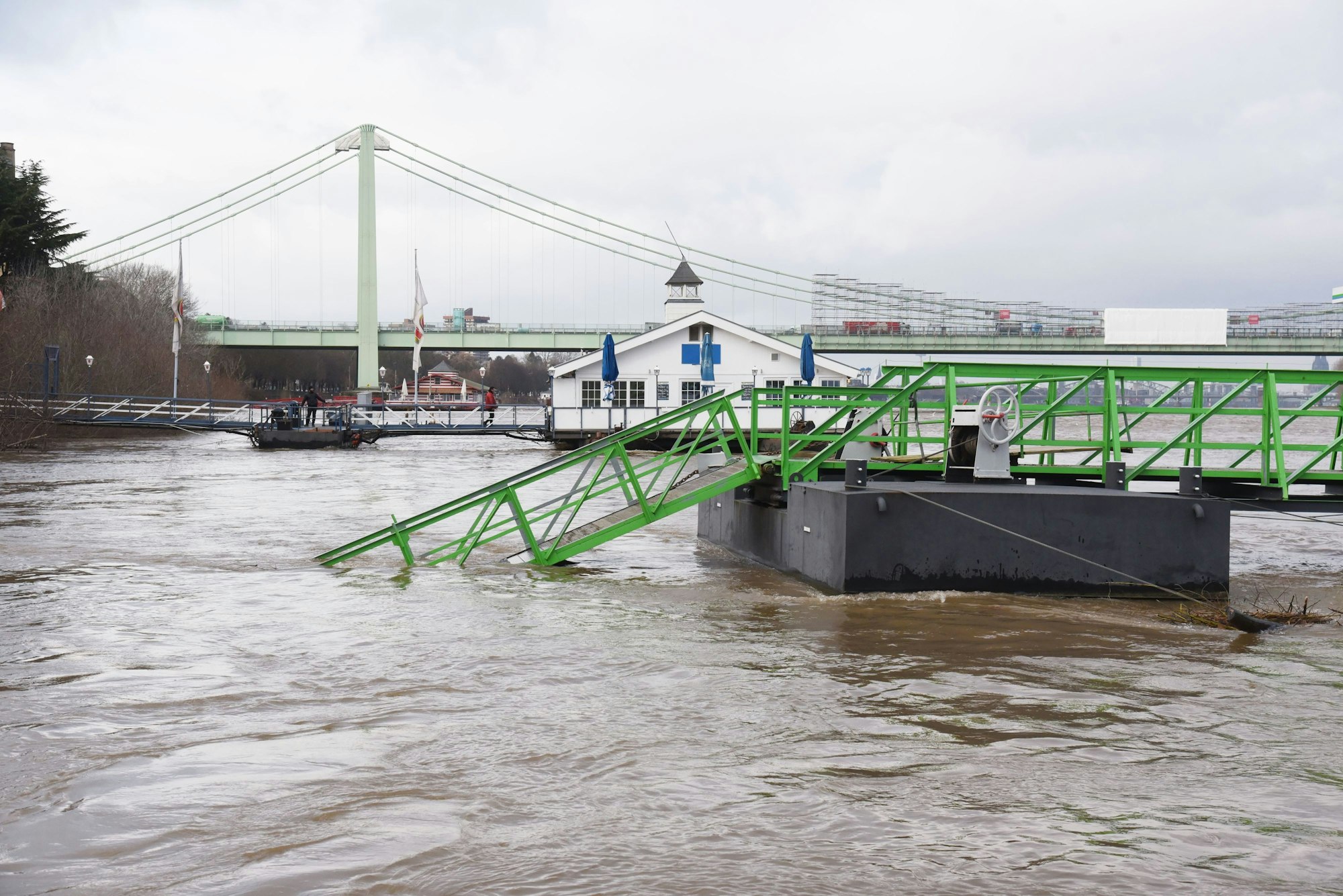 05.01.2022 Köln.
Hochwasser am Rheinufer.
Das hydraulische Hubtor in Rodenkirchen (Kirchstraße) wird ausgefahren.