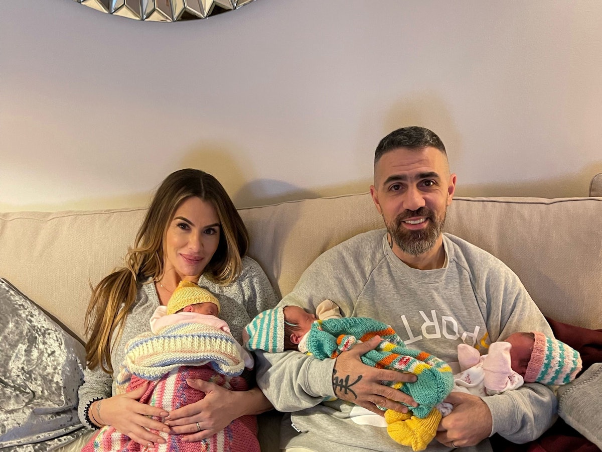 Knapp zwei Wochen nach der Geburt zeigt sich Rapper Bushido auf einem ersten Familienfoto mit Ehefrau Anna-Maria Ferchichi und ihren neugeborenen Drillings-Mädchen.