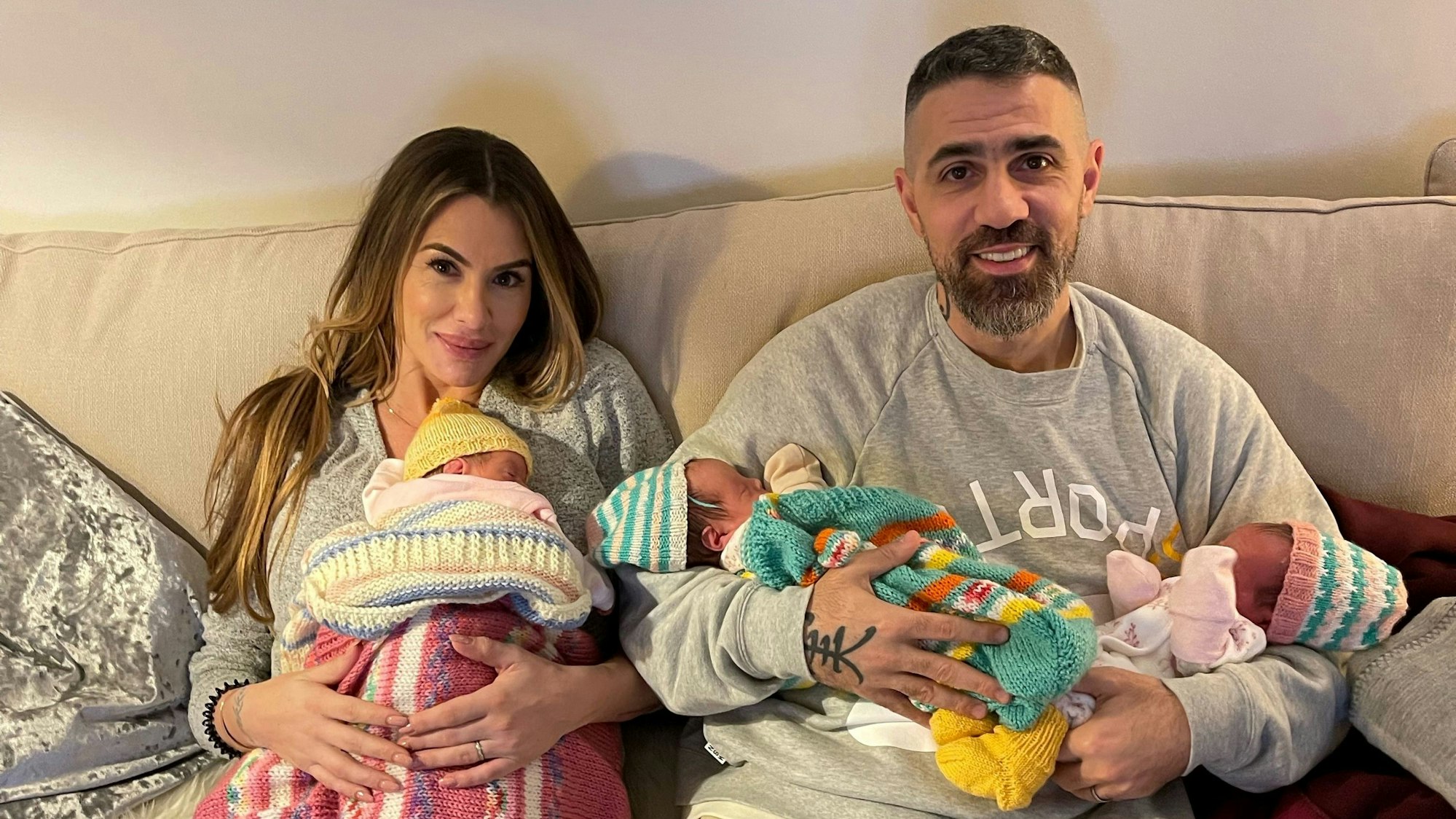 Knapp zwei Wochen nach der Geburt zeigt sich Rapper Bushido auf einem ersten Familienfoto mit Ehefrau Anna-Maria Ferchichi und ihren neugeborenen Drillings-Mädchen.