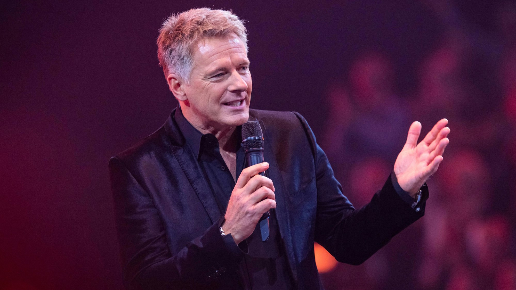 Jörg Pilawa steht während einer TV-Aufzeichnung auf der Bühne. Der Bayerische Rundfunk (BR), das Schweizer Radio und Fernsehen (SRF) und der österreichische Rundfunk (ORF) haben in einer Gemeinschaftsproduktion eine Silvester-Show mit vielen prominenten Gästen aufgezeichnet. «Die Silvester Show mit Jörg Pilawa» wird am 31.12.2021 um 20:15 Uhr im Ersten ausgestrahlt. +++ dpa-Bildfunk +++