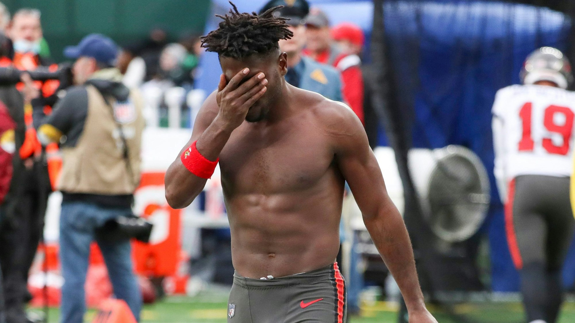 Antonio Brown verlässt halbnackt das Feld und hält sich die Hand vor sein Gesicht.