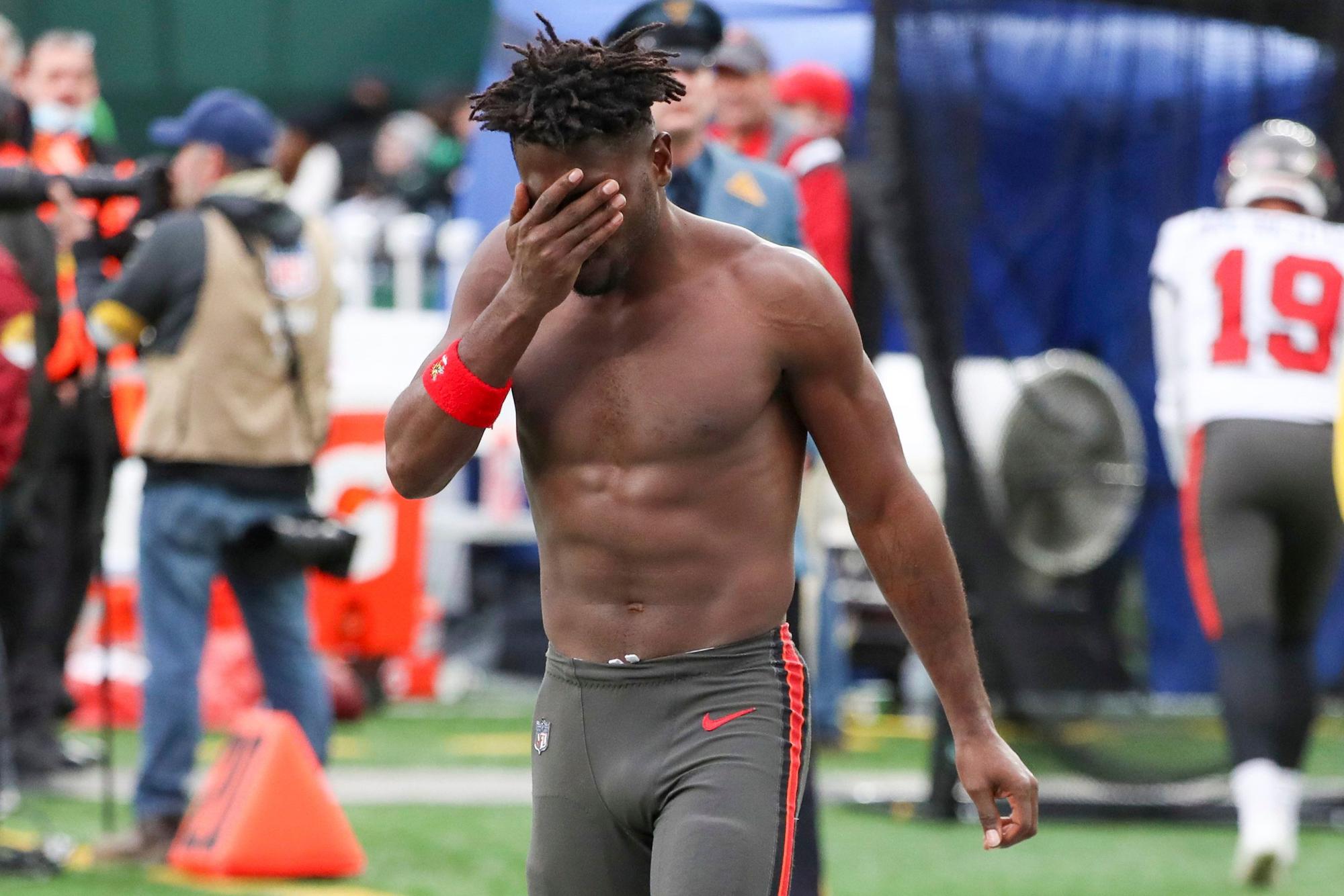 Antonio Brown flüchtet halbnackt aus dem Stadion in New Jersey.