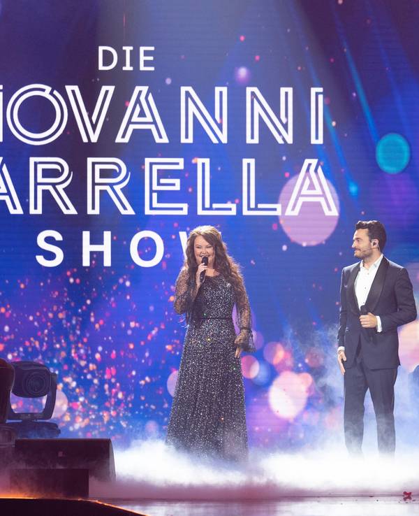 Die britische Sopranistin Sarah Brightman und der Sänger Giovanni Zarrella stehen in der "Giovanni Zarrella Show" gemeinsam auf der Bühne.