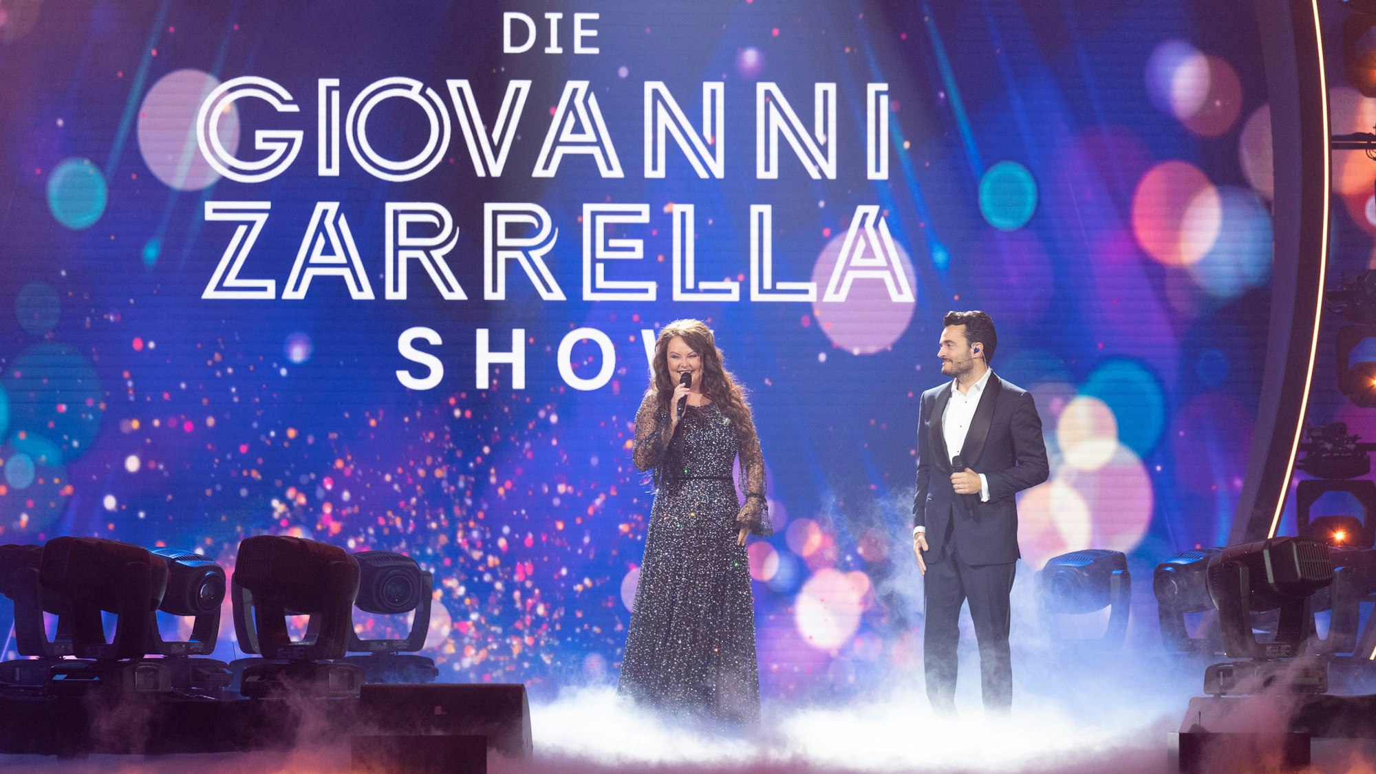 Die britische Sopranistin Sarah Brightman und der Sänger Giovanni Zarrella stehen in der "Giovanni Zarrella Show" gemeinsam auf der Bühne.
