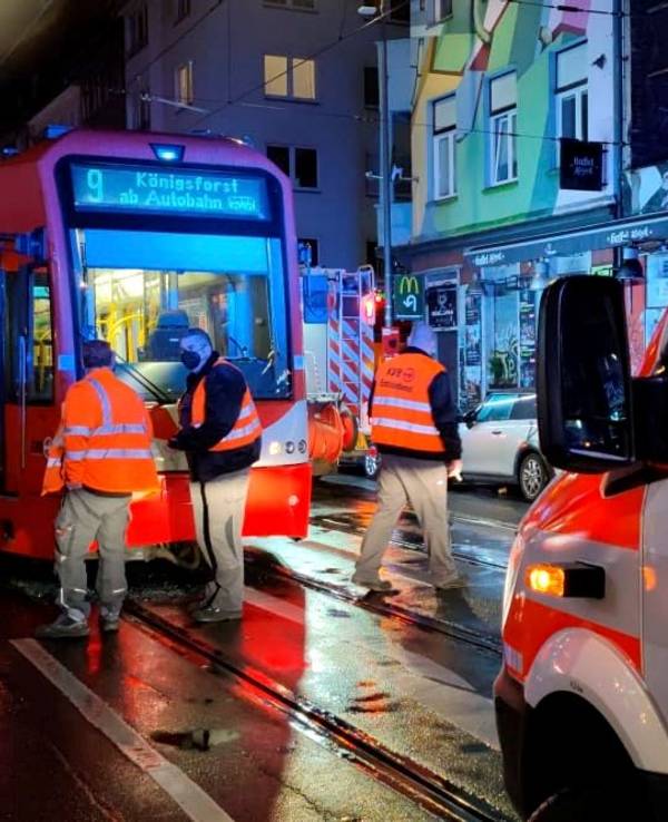 Nach einem Unfall steht eine Bahn der Linie 9, mehrere Einsatzkräfte sind vor Ort.