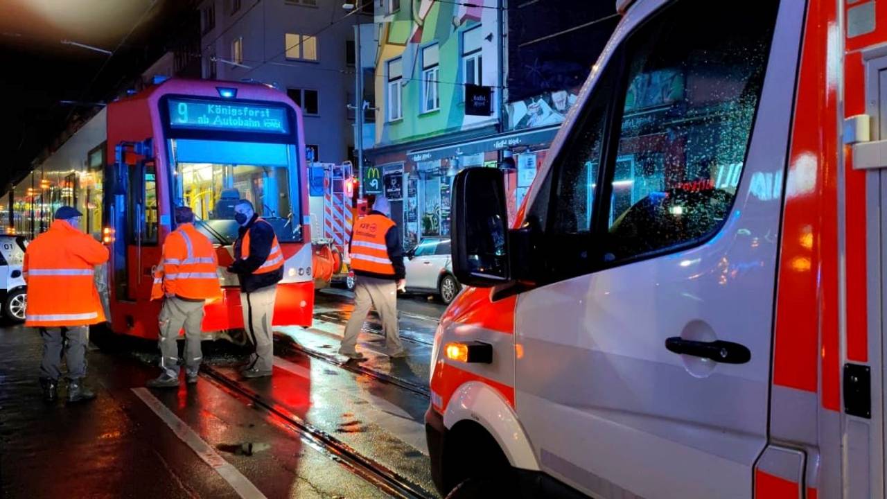 Nach einem Unfall steht eine Bahn der Linie 9, mehrere Einsatzkräfte sind vor Ort.