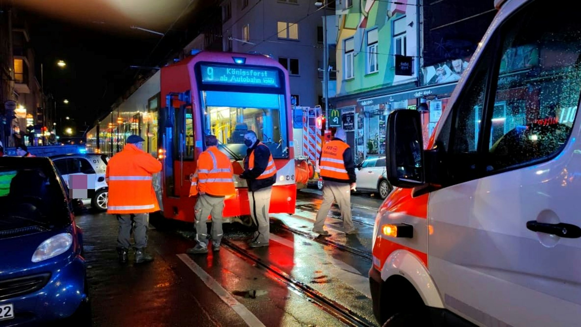 Eine Bahn der Linie 9 steht auf der Zülpicher Straße. Links davon ein Kleinwagen, der kurz zuvor mit ihr kollidiert war.