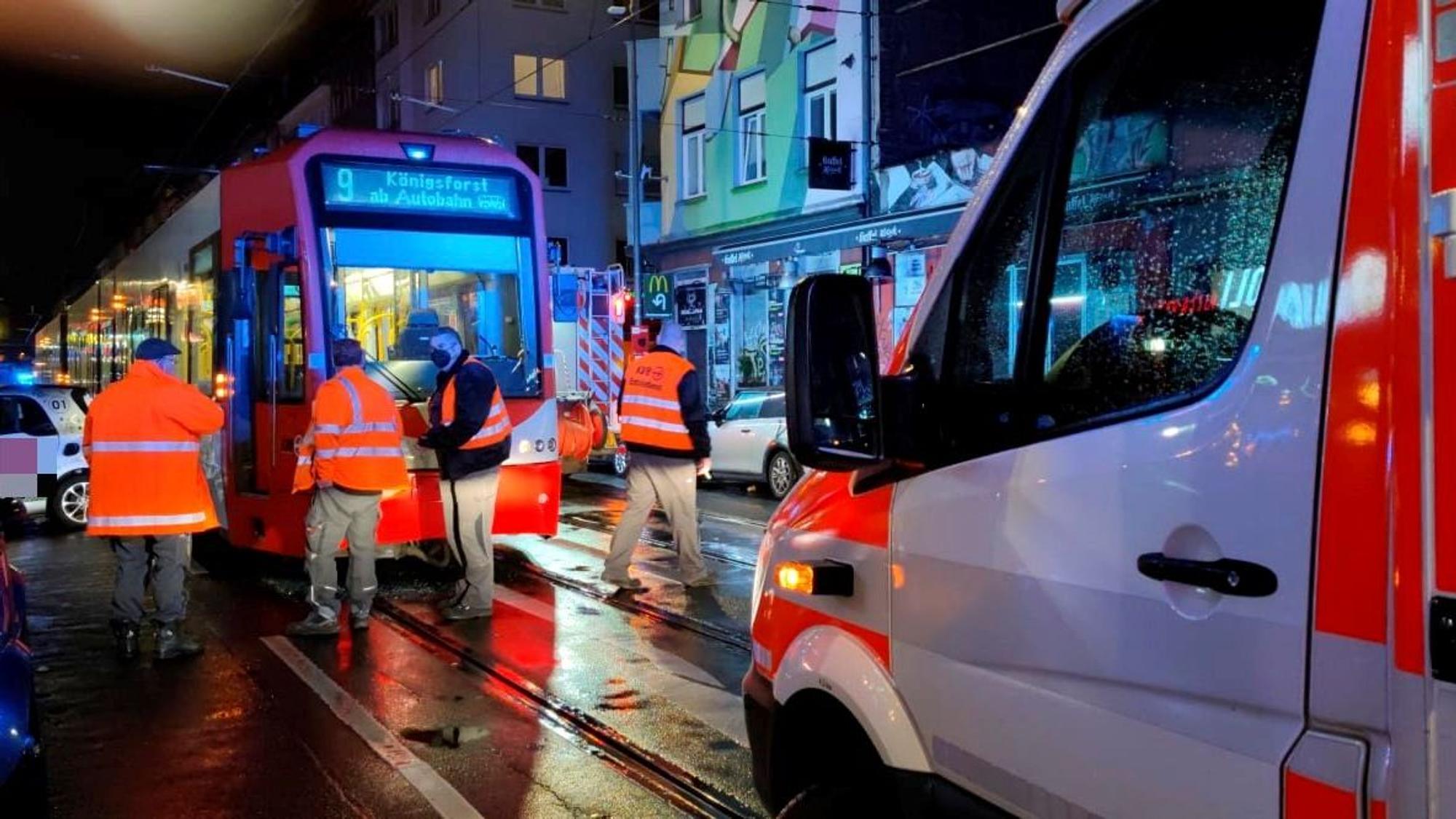 Nach einem Unfall steht eine Bahn der Linie 9, mehrere Einsatzkräfte sind vor Ort.
