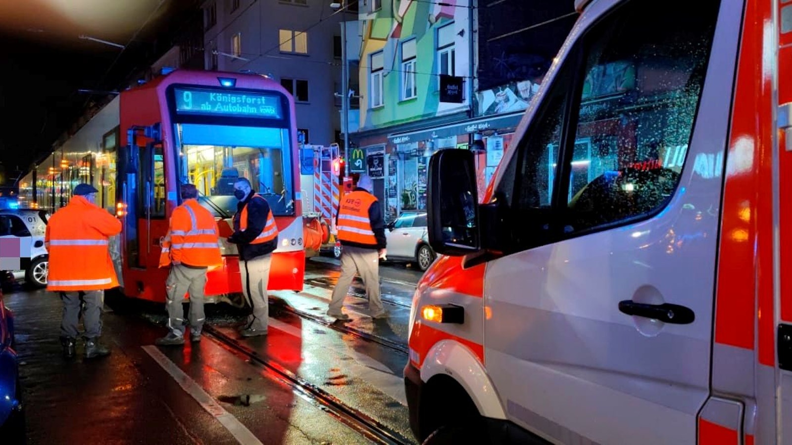 Nach einem Unfall steht eine Bahn der Linie 9, mehrere Einsatzkräfte sind vor Ort.