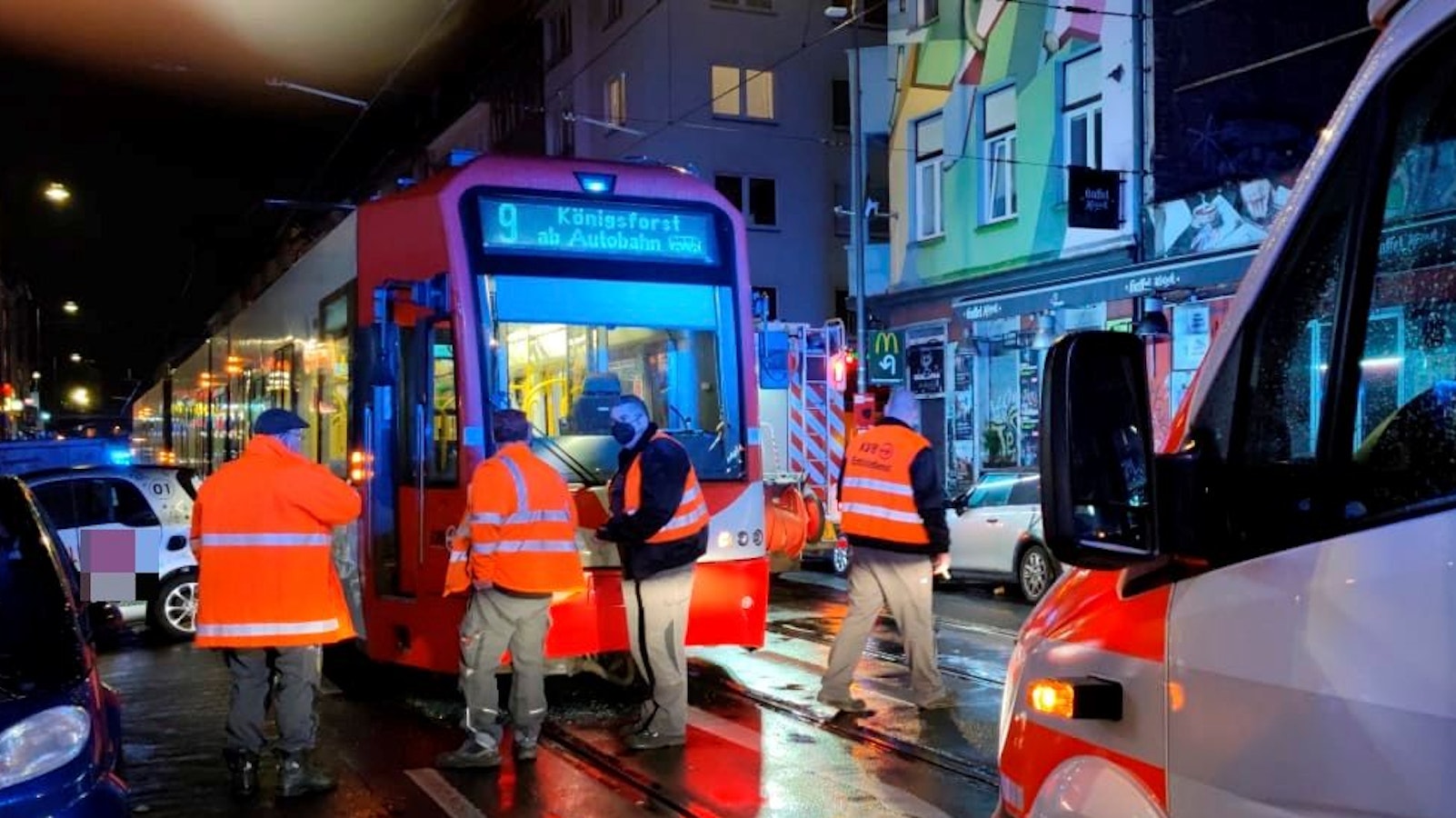 Einsatzkräfte stehen vor der Bahn der KVB-Linie 9.