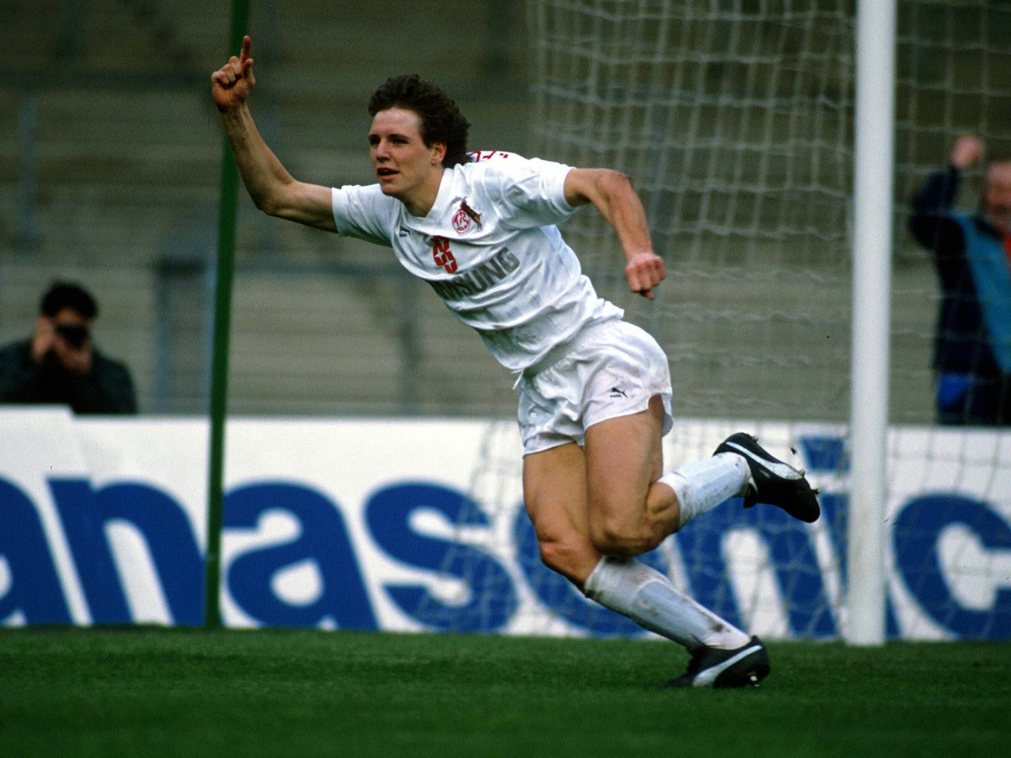 Flemming Povlsen reißt jubelnd den Arm hoch.