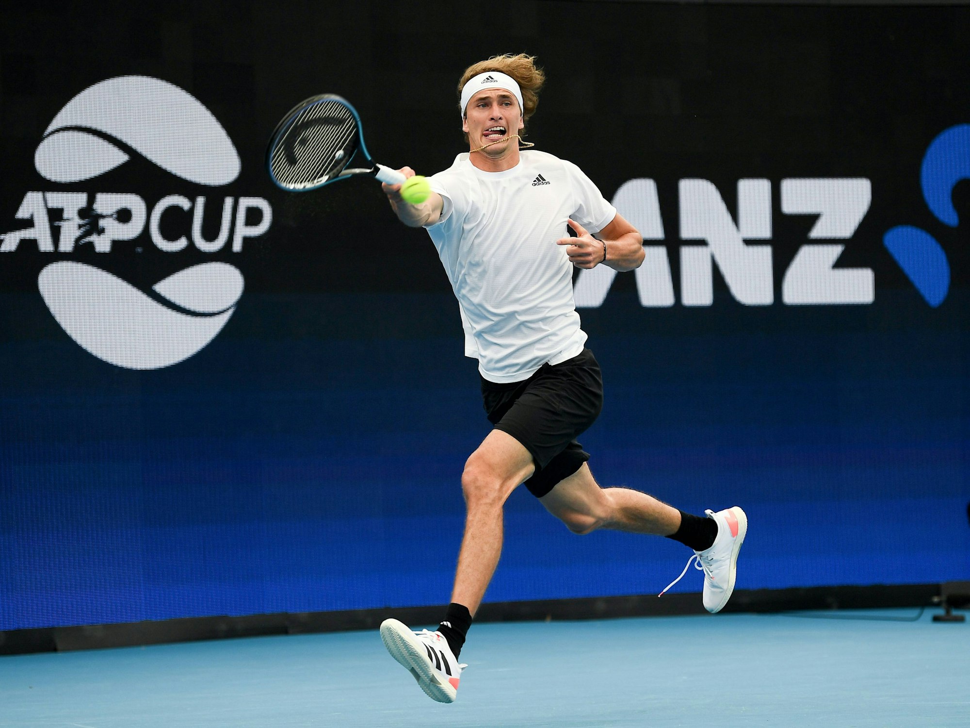 Alexander Zverev hechtet zum Ball.