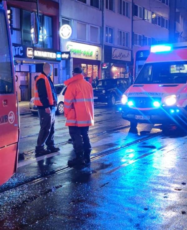 Einsatzkräfte stehen vor und neben einer Stadtbahn.