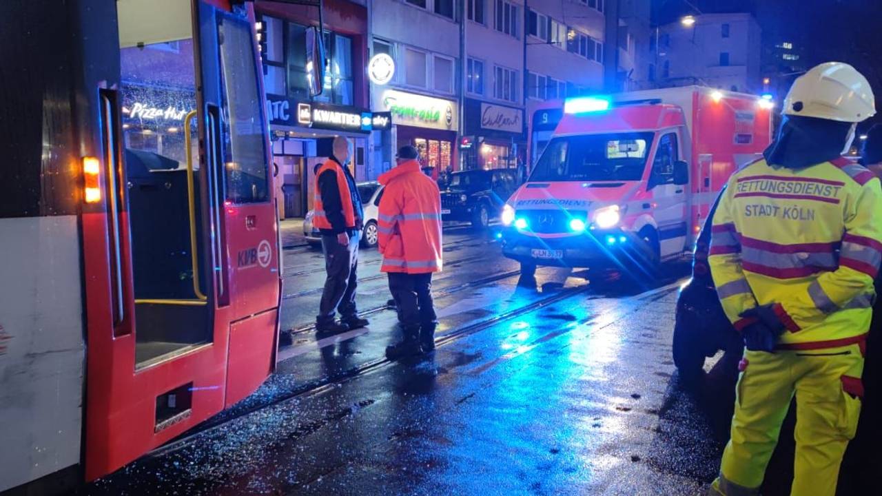 Einsatzkräfte stehen vor und neben einer Stadtbahn.