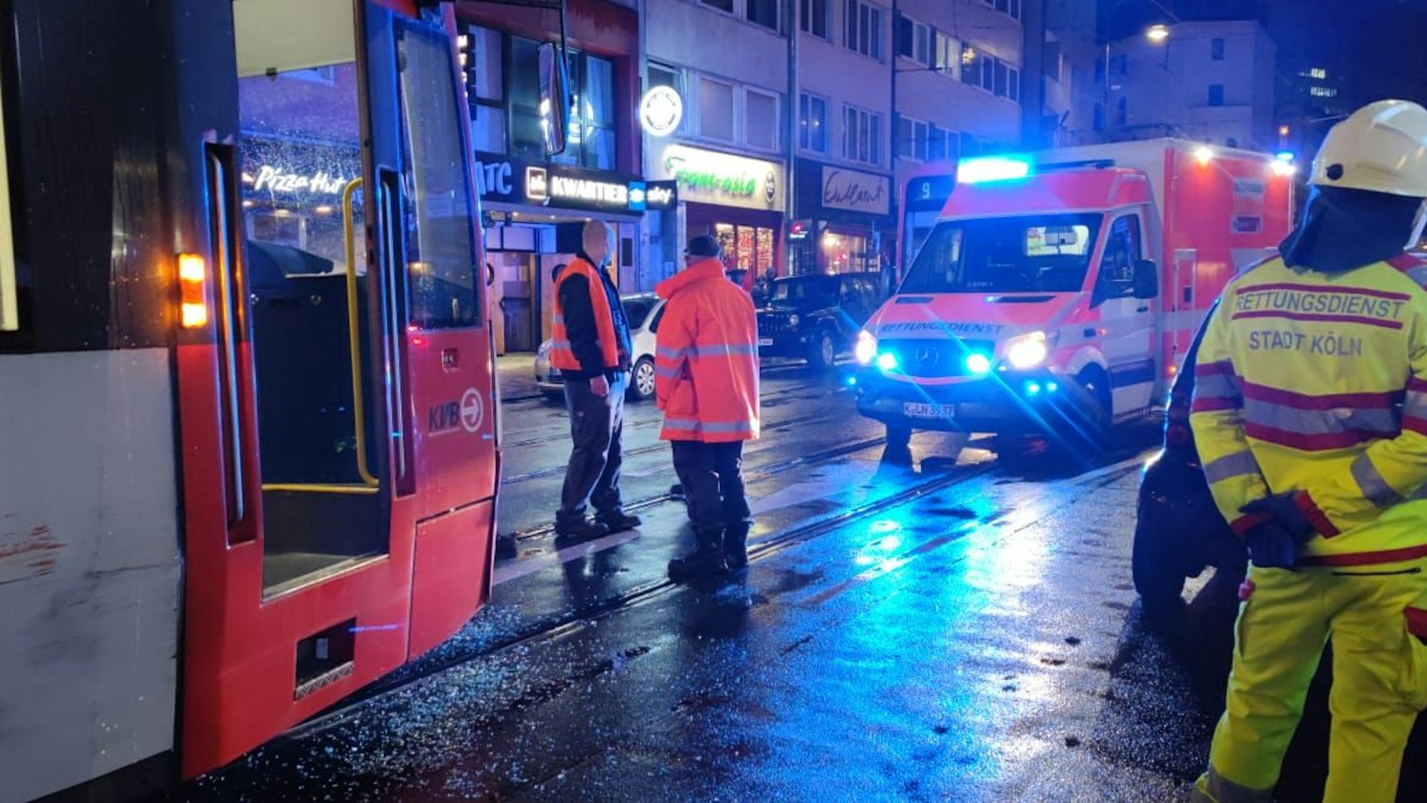 Einsatzkräfte stehen vor und neben einer Stadtbahn.