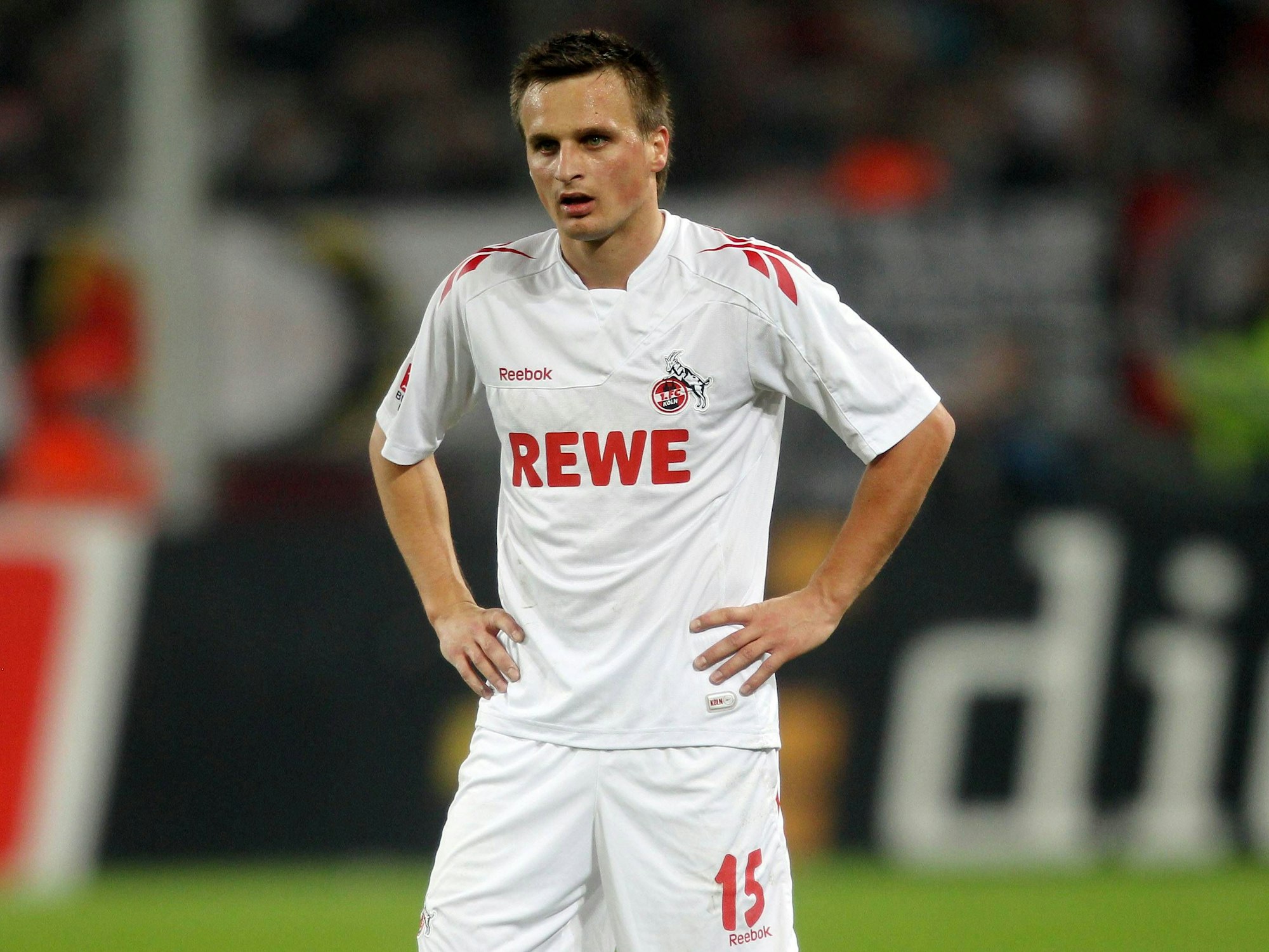 Slawomir Peszko sieht frustriert aus, hat die Hände in den Hüften.