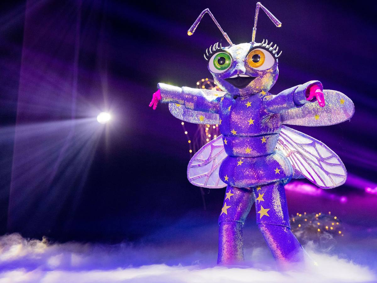 Die Figur „Das Glühwürmchen“ steht in der Prosieben-Show „The Masked Dancer“ auf der Bühne.