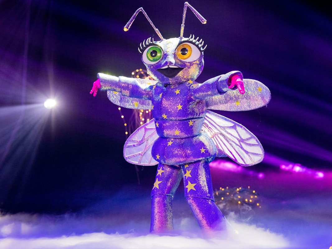 Die Figur „Das Glühwürmchen“ steht in der Prosieben-Show „The Masked Dancer“ auf der Bühne.