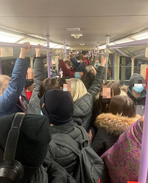 Eine überfüllte Bahn der KVB in Köln. Die Menschen stehen dicht beieinander.