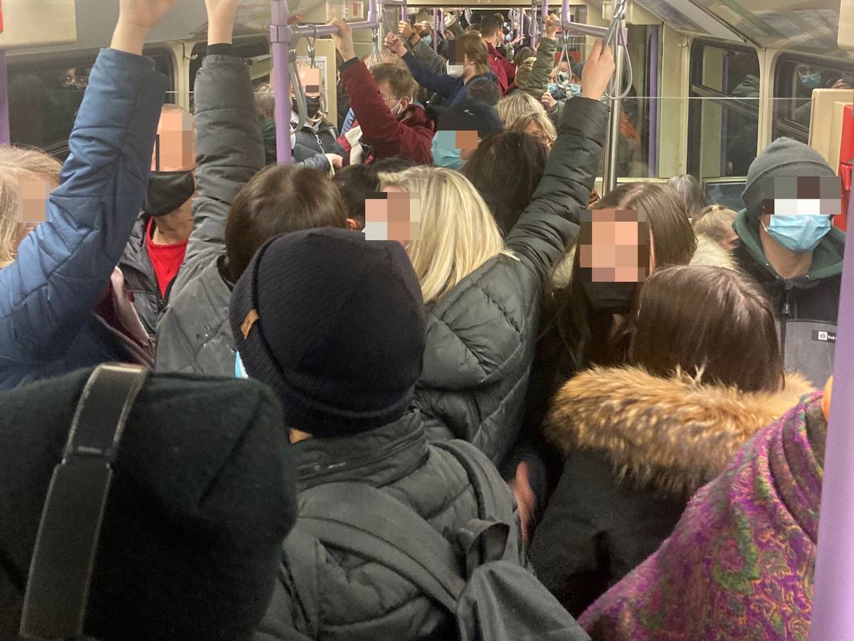 Eine überfüllte Bahn der KVB in Köln. Die Menschen stehen dicht beieinander.