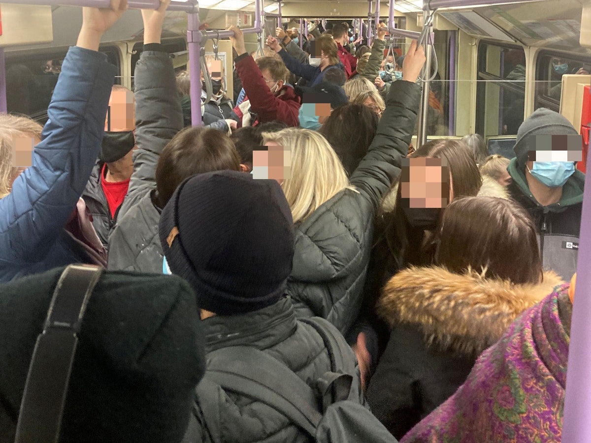 Eine überfüllte Bahn der KVB in Köln. Die Menschen stehen dicht beieinander.