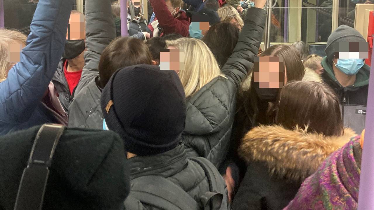 Eine überfüllte Bahn der KVB in Köln. Die Menschen stehen dicht beieinander.
