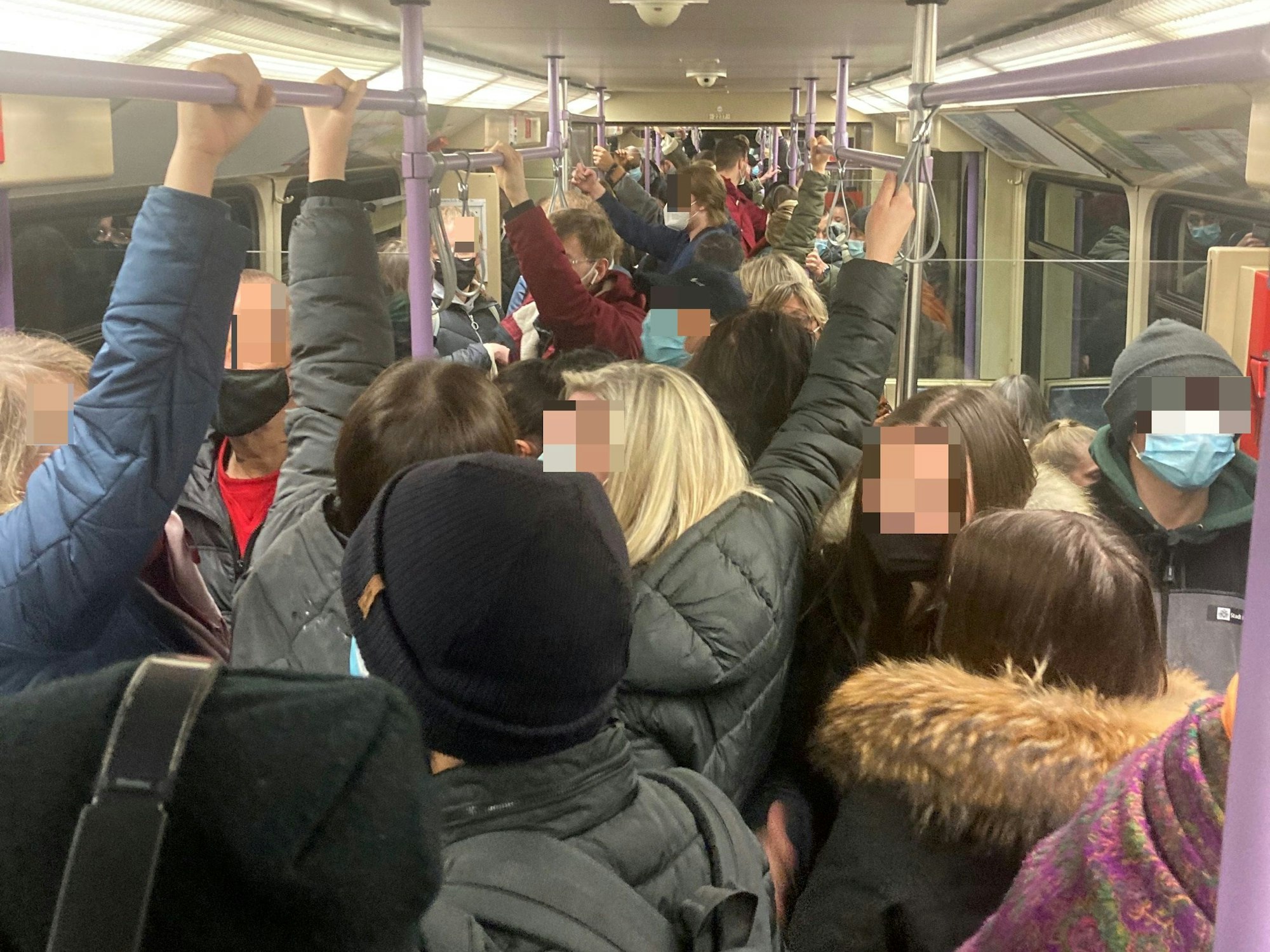 Am Mittwoch (5. Januar 2022) war eine KVB-Bahn der Linie 16 rappelvoll.