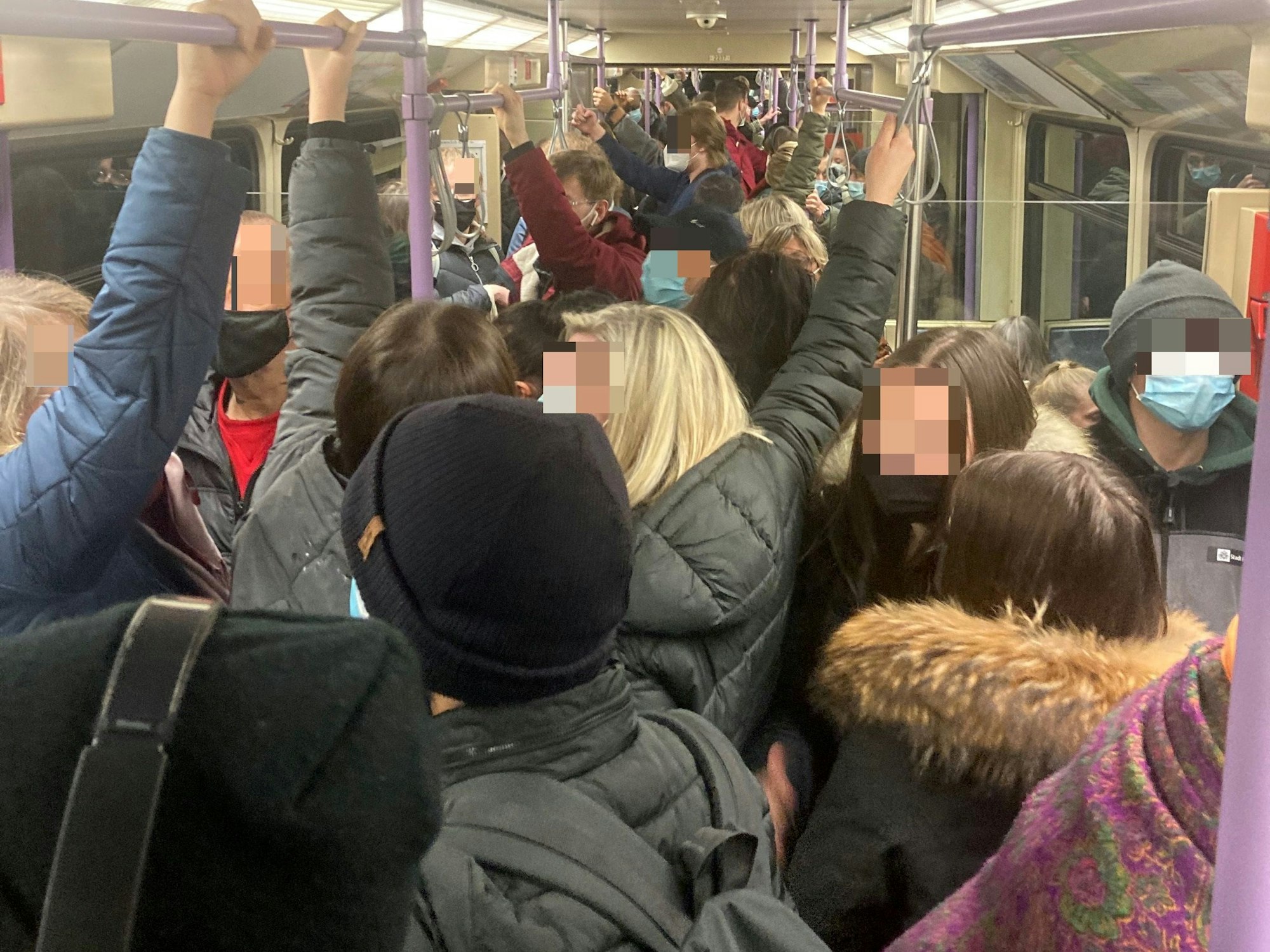 Eine überfüllte Bahn der KVB in Köln. Die Menschen stehen dicht beieinander.