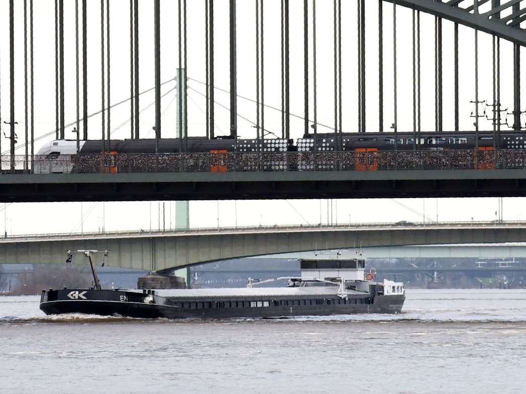 Ein Schiff fährt unter der Hohenzollernbrücke durch.