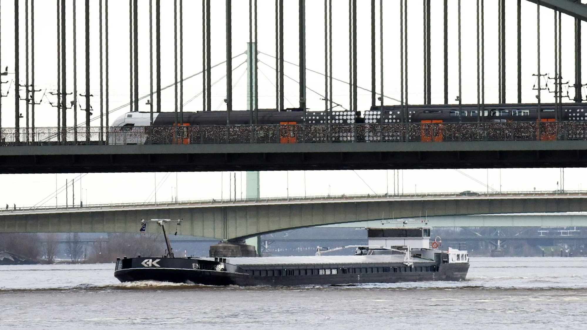 Ein Schiff fährt unter der Hohenzollernbrücke durch.