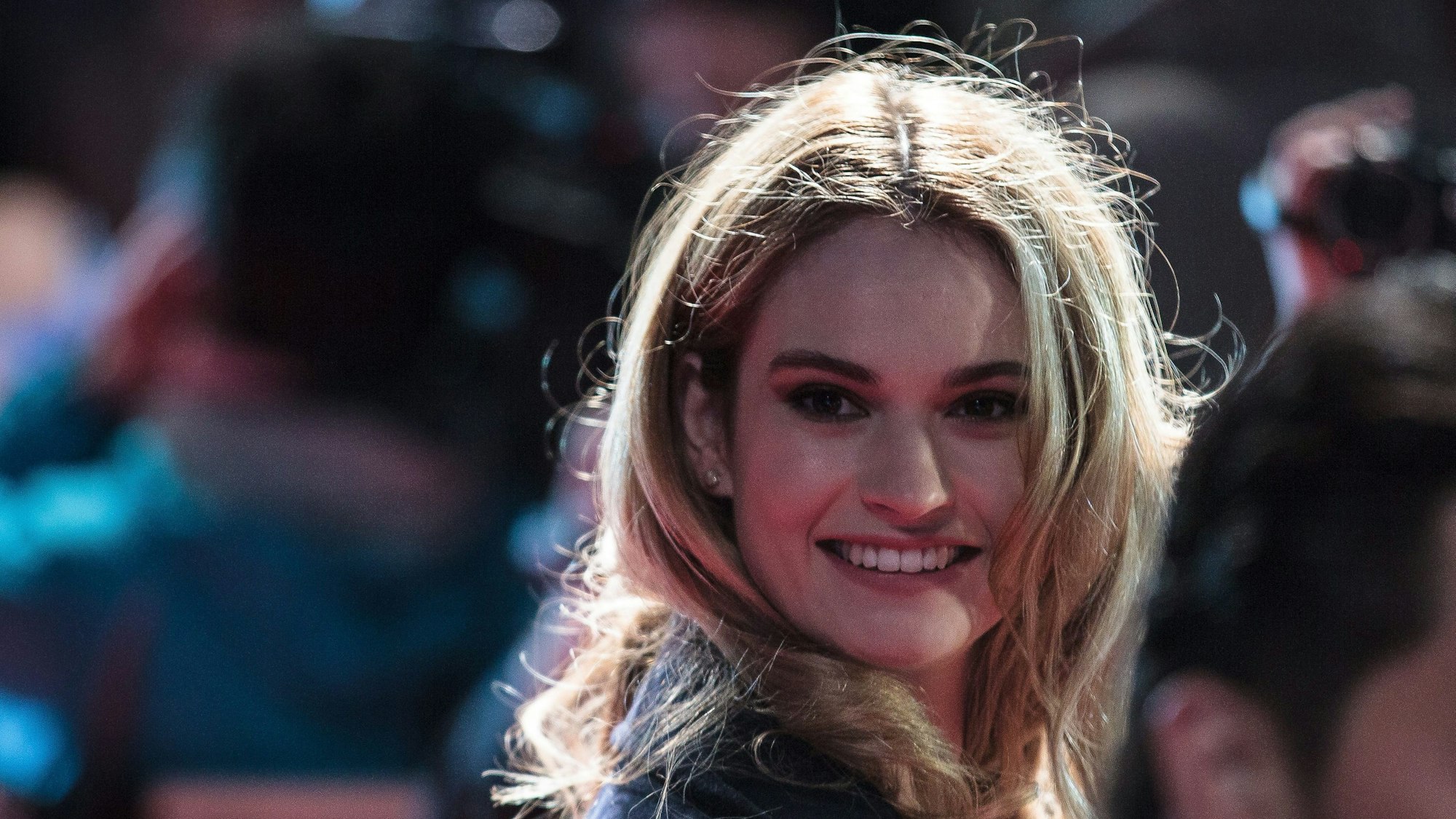 Auf dem Foto sieht man Lily James auf der Premiere von „Cinderella“.