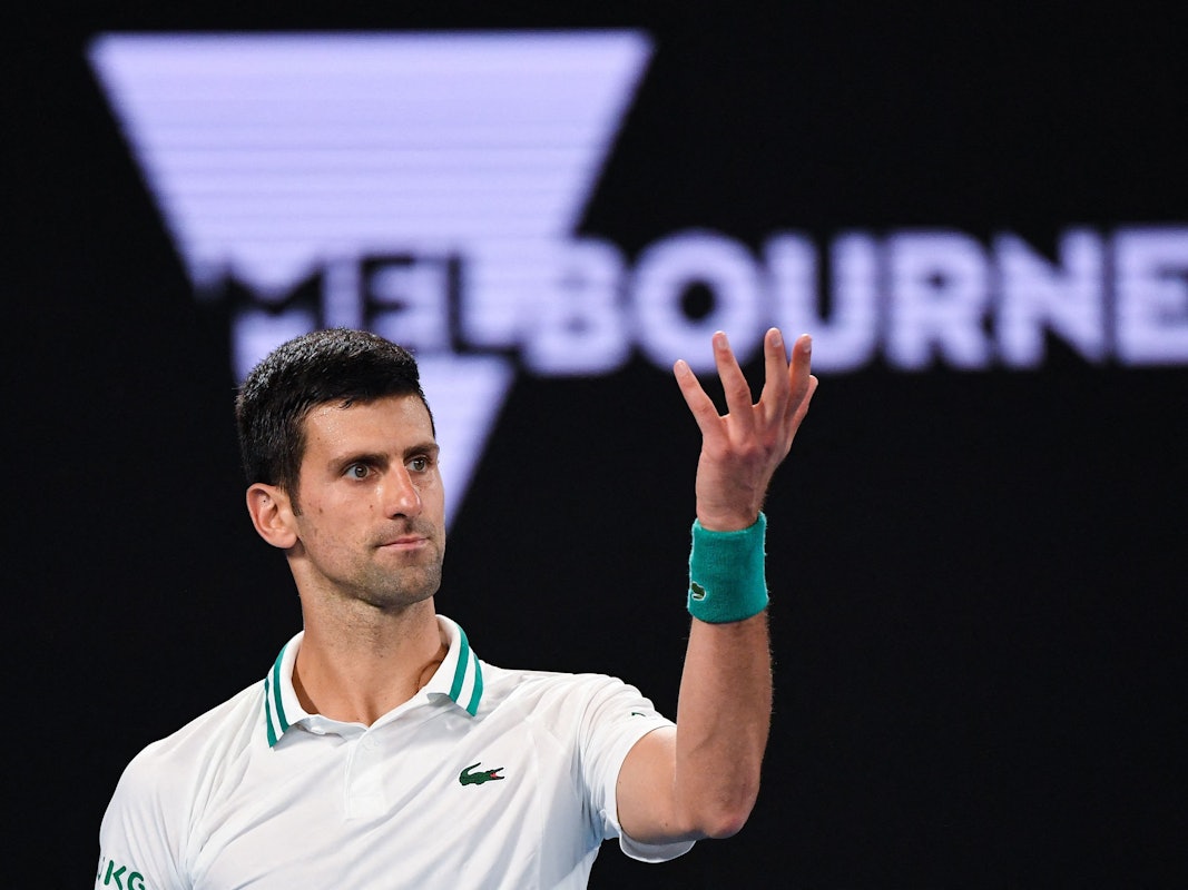 Tennis-Profi Novak Djokovic gestikuliert bei den Australian Open 2021 im Finalspiel gegen Daniil Medvedev.