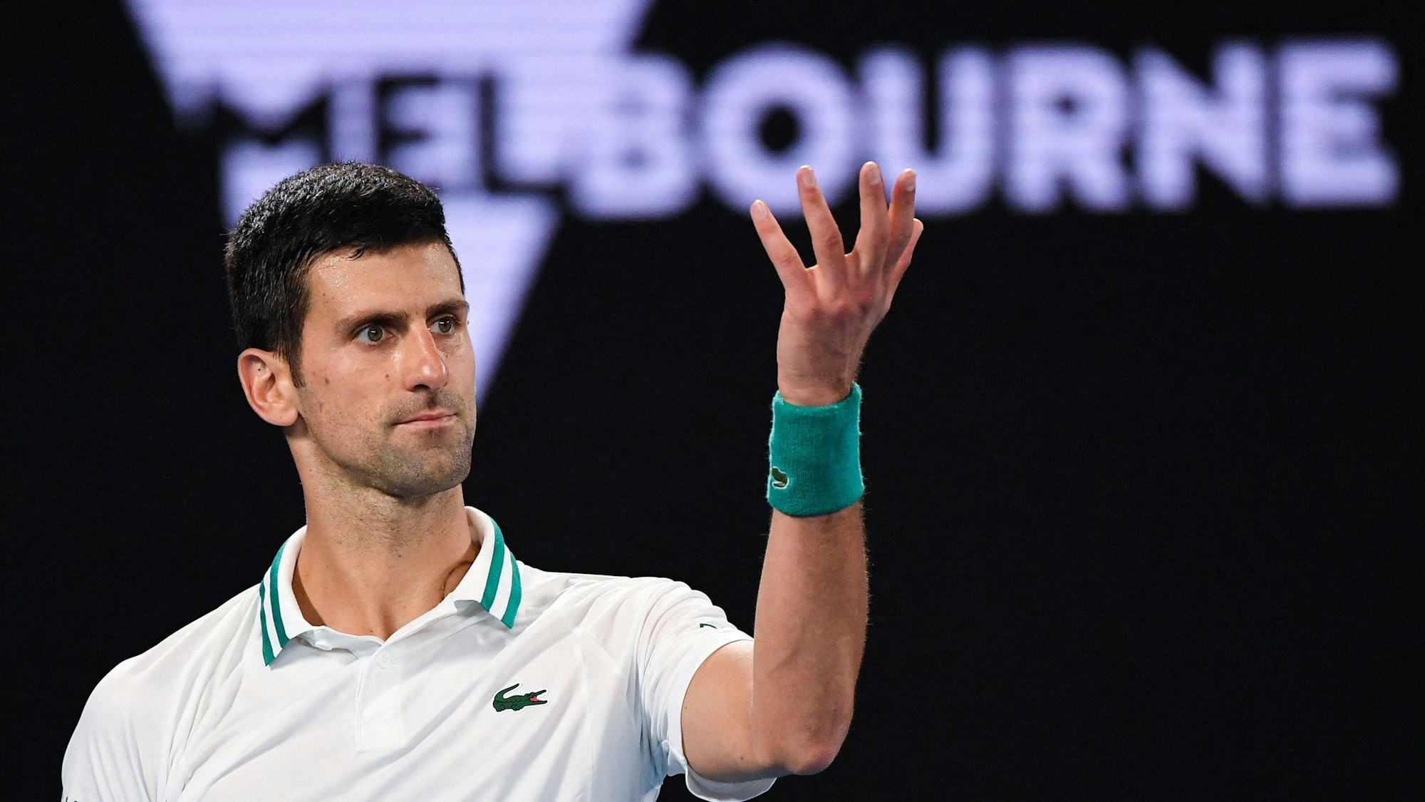 Tennis-Profi Novak Djokovic gestikuliert bei den Australian Open 2021 im Finalspiel gegen Daniil Medvedev.