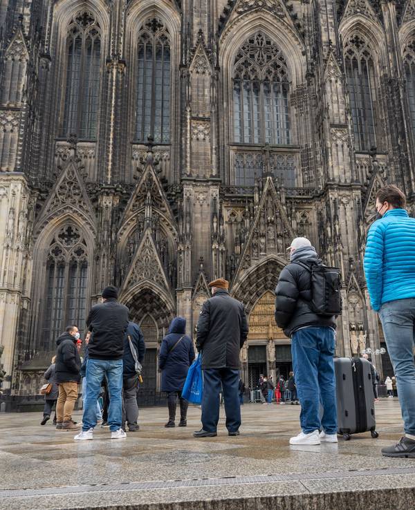 Köln: Menschenschlange vor dem Kölner Dom. An Heiligabend wird im Dom gegen das Coronavirus geimpft.