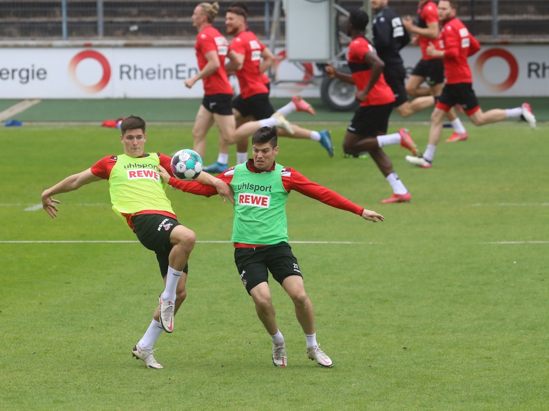 Sava Cestic im Zweikampf mit Jorge Meré