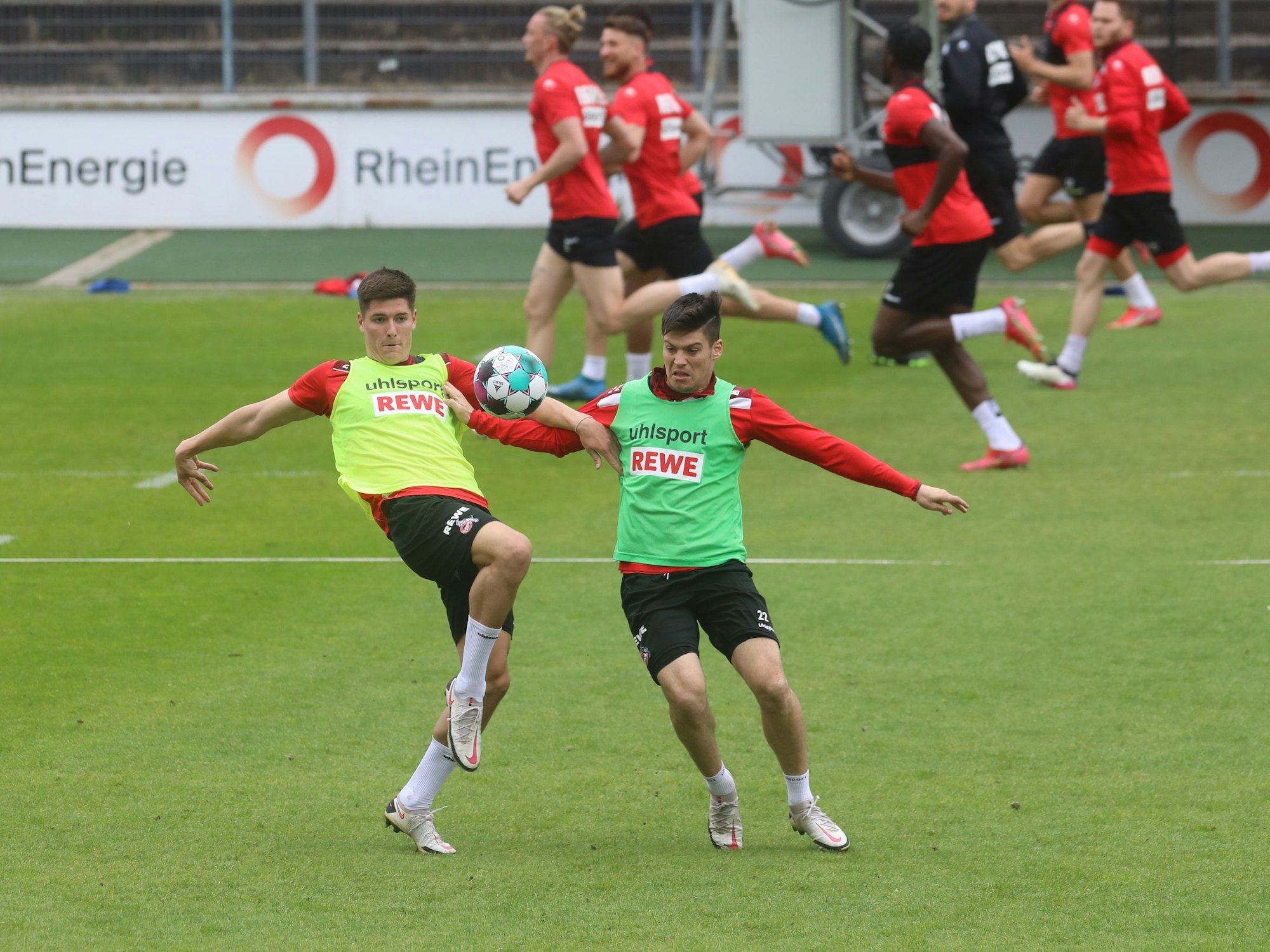 Sava Cestic im Zweikampf mit Jorge Meré