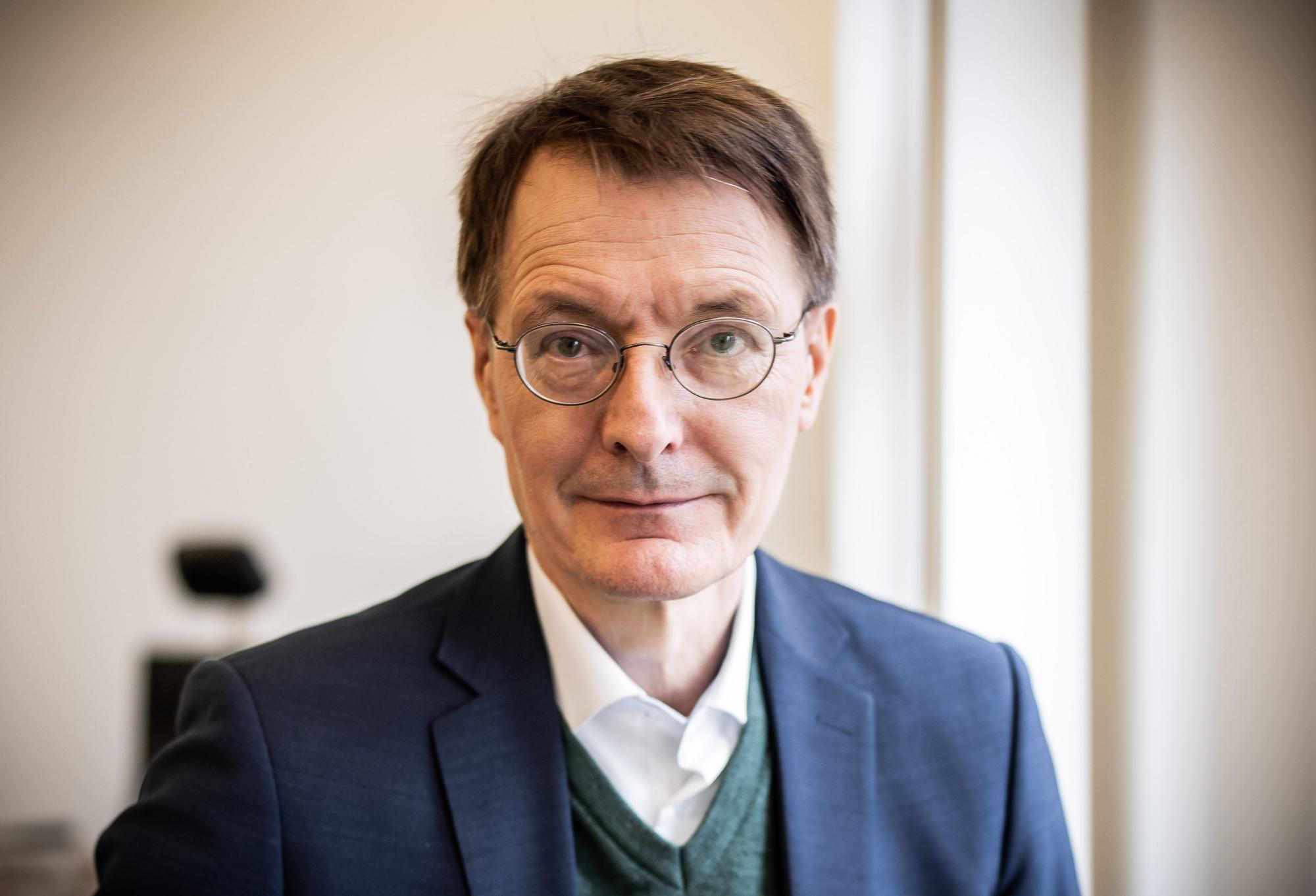 Karl Lauterbach (SPD), Bundesminister für Gesundheit, aufgenommen in seinem Büro im temporären Bau des Gesundheitsministeriums in der Mohrenstraße, kurz vor seiner Teilnahme an der Videokonferenz des Expertenrat der Bundesregierung zur Corona Pandemie.