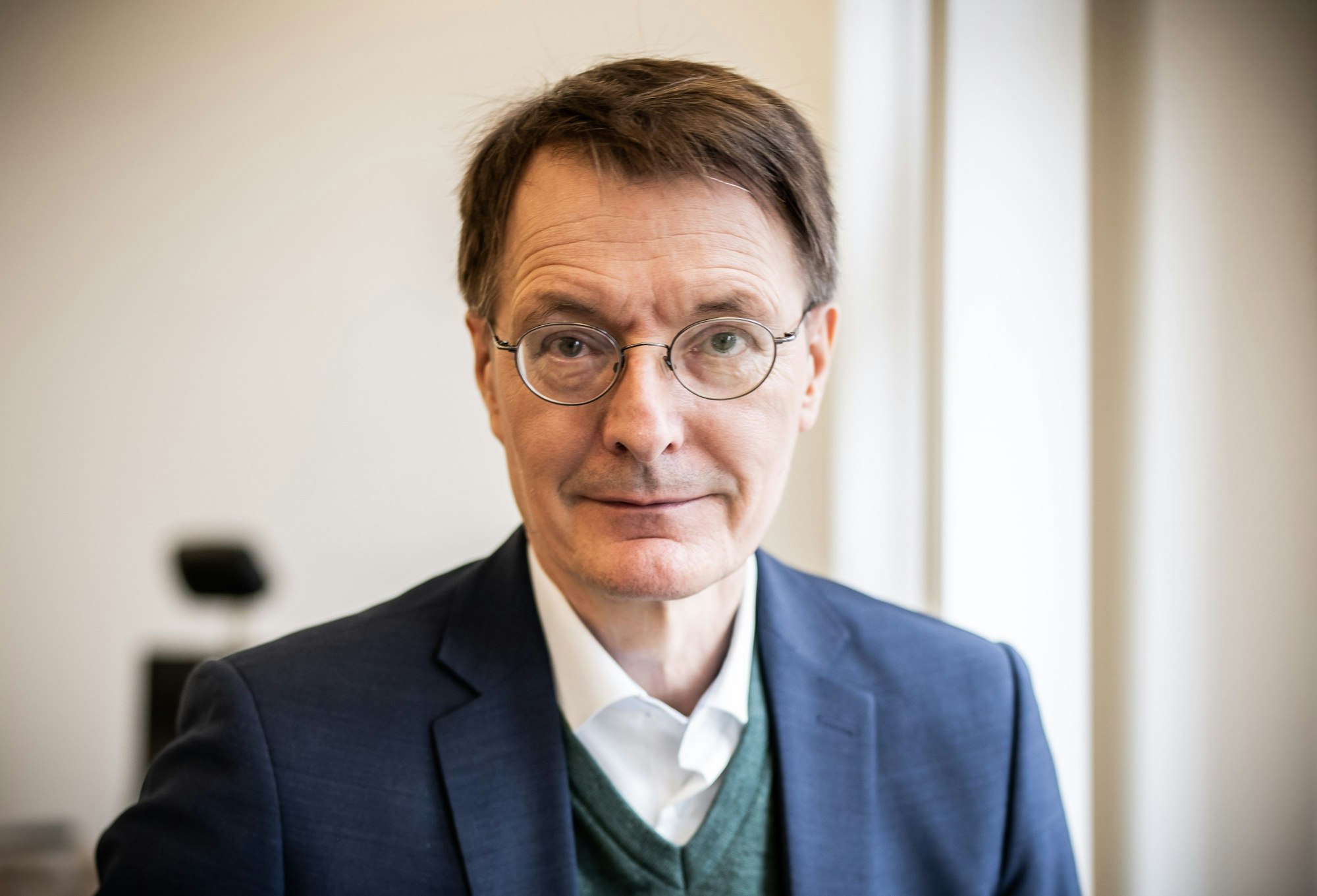 Karl Lauterbach (SPD), Bundesminister für Gesundheit, aufgenommen in seinem Büro im temporären Bau des Gesundheitsministeriums in der Mohrenstraße, kurz vor seiner Teilnahme an der Videokonferenz des Expertenrat der Bundesregierung zur Corona Pandemie.