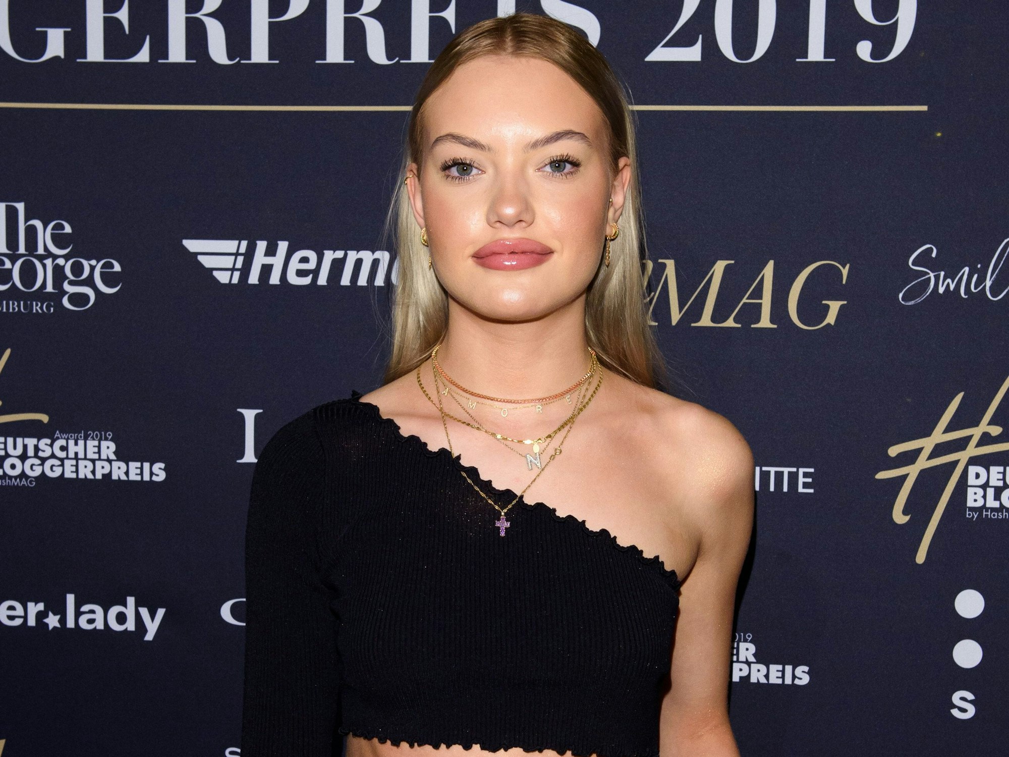 Cheyenne Savannah Ochsenknecht, Model, kommt über den roten Teppich zur Verleihung des 4. Deutschen Bloggerpreises in den Mozartsälen.