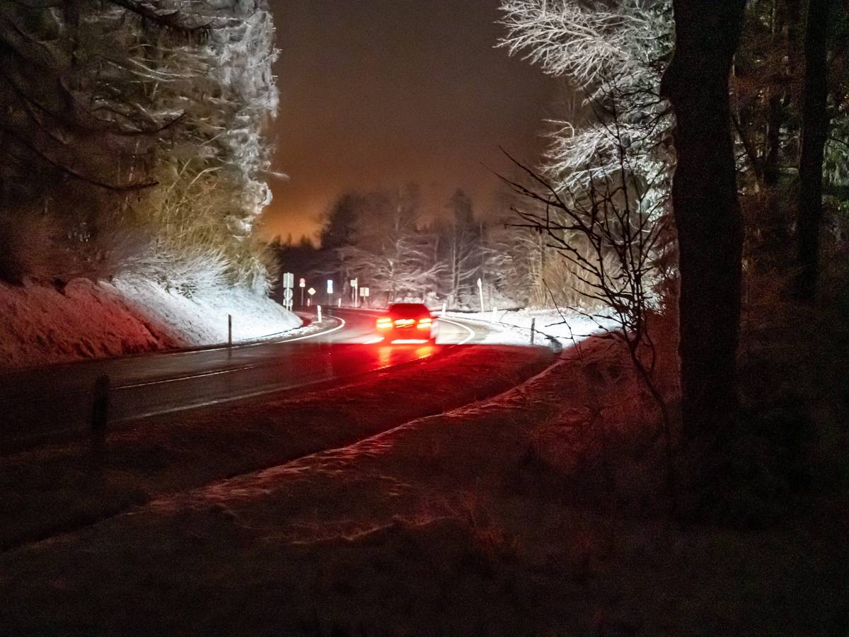 Schnee liegt am Straßenrand auf der Nordhelle im Sauerland.