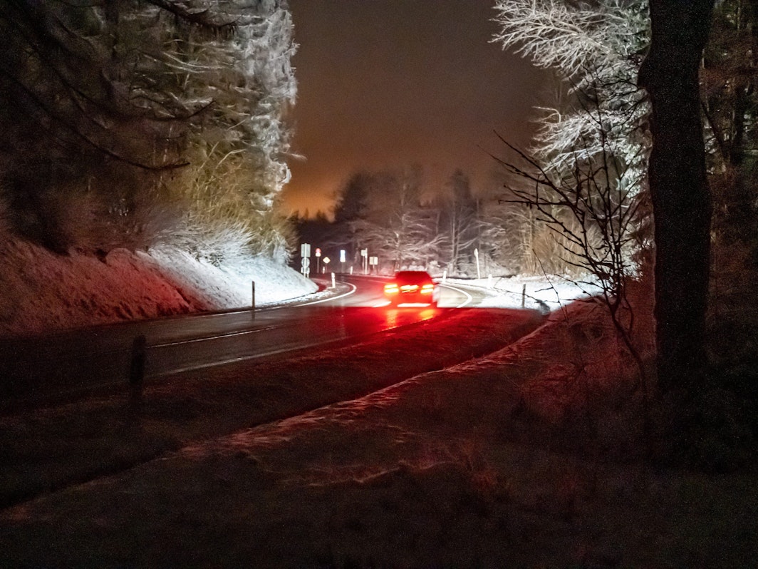 Schnee liegt am Straßenrand auf der Nordhelle im Sauerland.