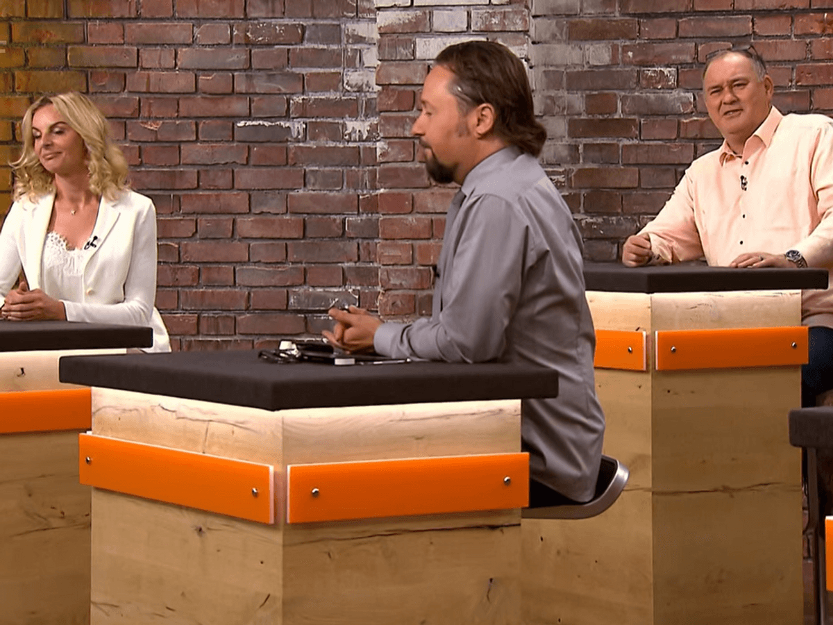 Der Screenshot zeigt die „Bares für Rares“-Händler Susanne Steiger, Wolfgang Pauritsch und Waldi Lehnjertz. Er wurde am 6. Januar 2022 aufgenommen.