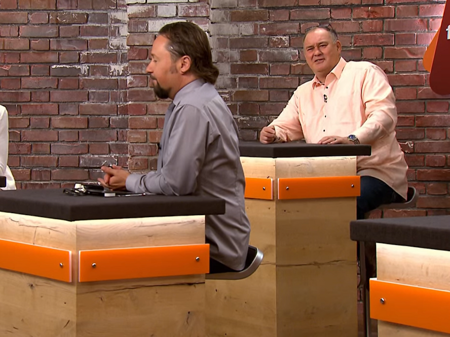 Der Screenshot zeigt die „Bares für Rares“-Händler Susanne Steiger, Wolfgang Pauritsch und Waldi Lehnjertz. Er wurde am 6. Januar 2022 aufgenommen.