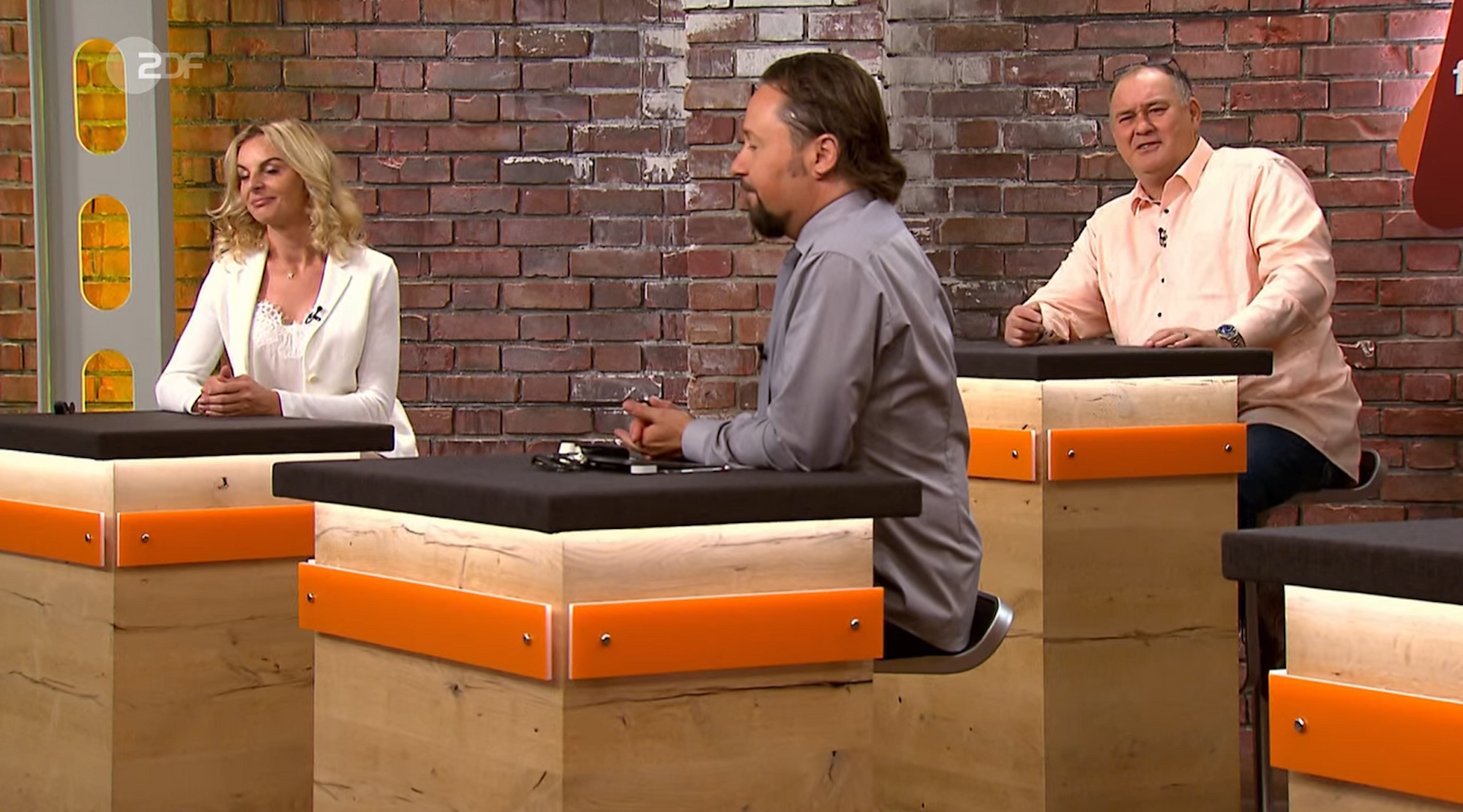 Der Screenshot zeigt die „Bares für Rares“-Händler Susanne Steiger, Wolfgang Pauritsch und Waldi Lehnjertz. Er wurde am 6. Januar 2022 aufgenommen.