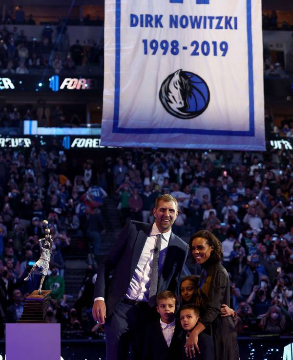 NBA-Ikone Dirk Nowitzki mit seiner Frau Jessica Olsson und ihren Kindern in der Halle der Dallas Mavericks bei seinem Jersey Retirement.
