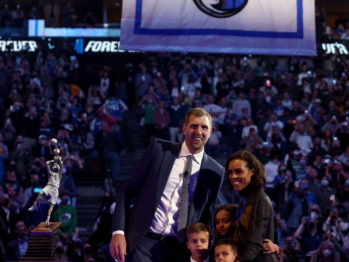 NBA-Ikone Dirk Nowitzki mit seiner Frau Jessica Olsson und ihren Kindern in der Halle der Dallas Mavericks bei seinem Jersey Retirement.