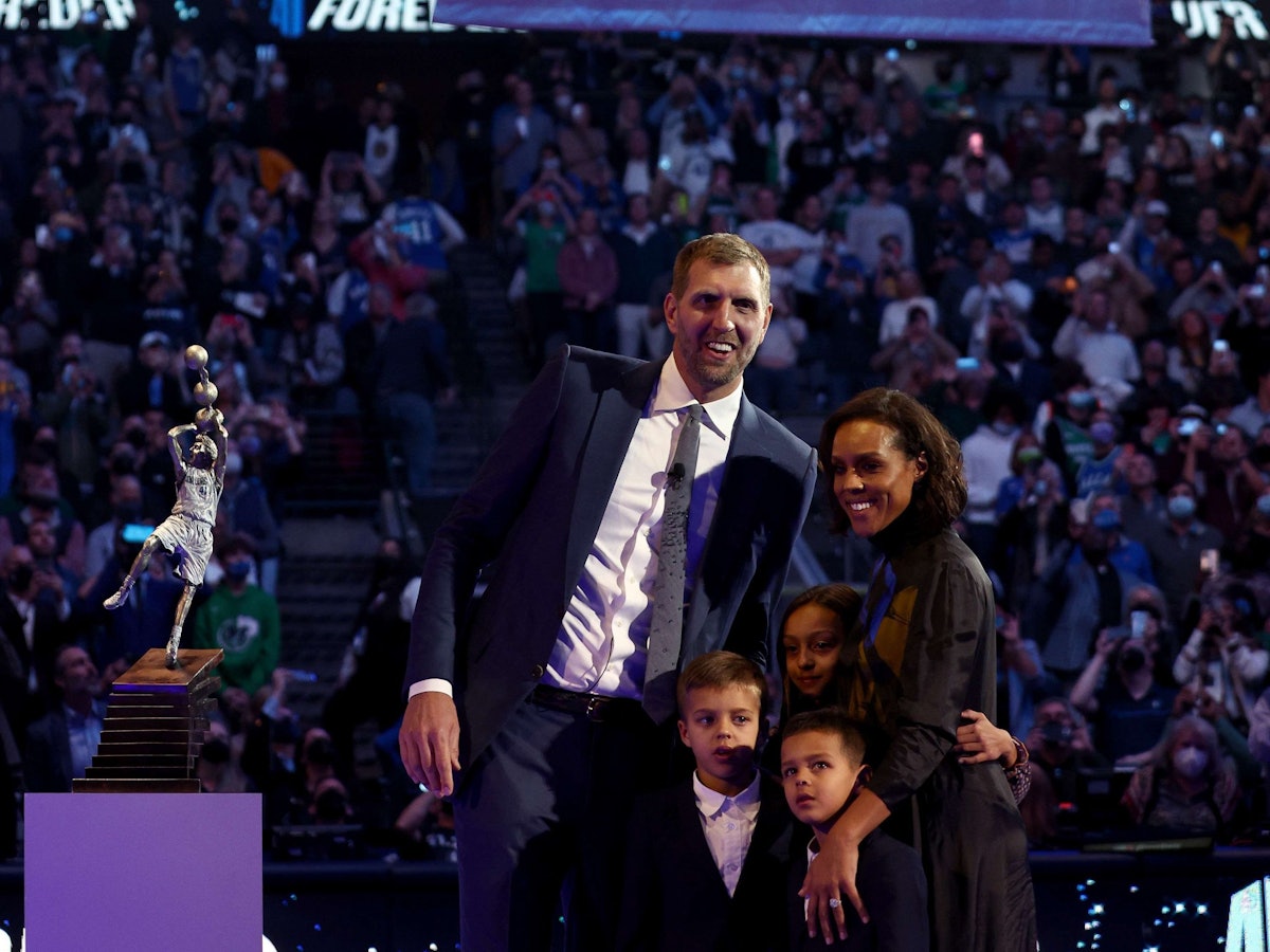 NBA-Ikone Dirk Nowitzki mit seiner Frau Jessica Olsson und ihren Kindern in der Halle der Dallas Mavericks bei seinem Jersey Retirement.
