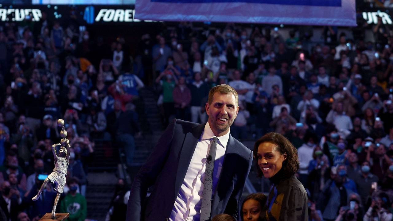 NBA-Ikone Dirk Nowitzki mit seiner Frau Jessica Olsson und ihren Kindern in der Halle der Dallas Mavericks bei seinem Jersey Retirement.