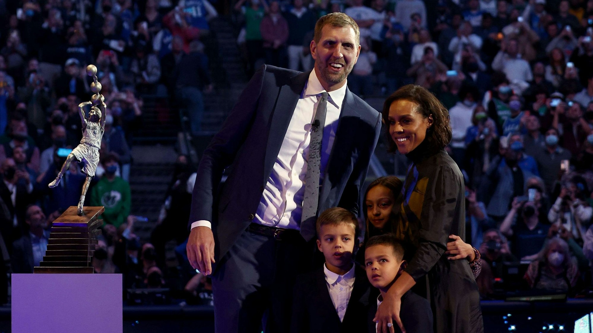 NBA-Ikone Dirk Nowitzki mit seiner Frau Jessica Olsson und ihren Kindern in der Halle der Dallas Mavericks bei seinem Jersey Retirement.